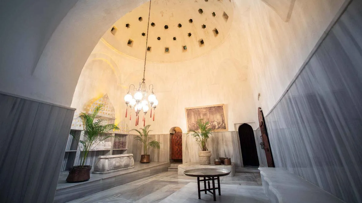 Marble navel stone under the domed roof of a historic Turkish bath in Istanbul, Türkiye