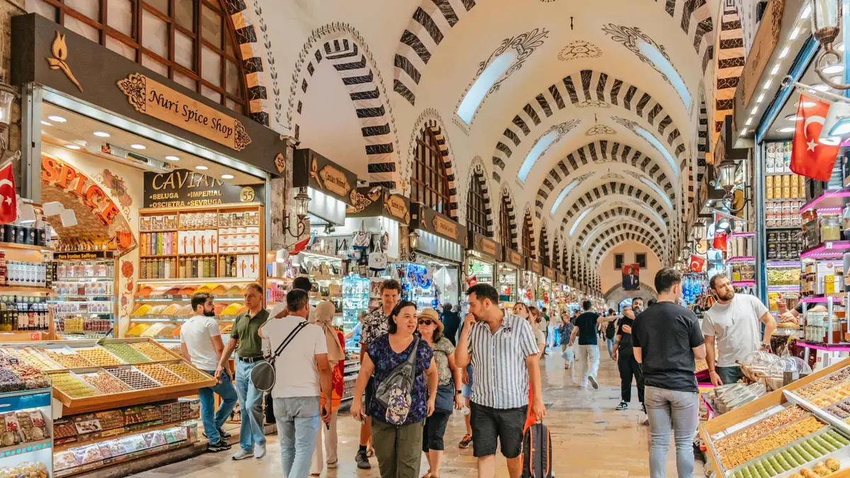 Small group tasting street food at a market stall in Kadikoy, Istanbul, Türkiye